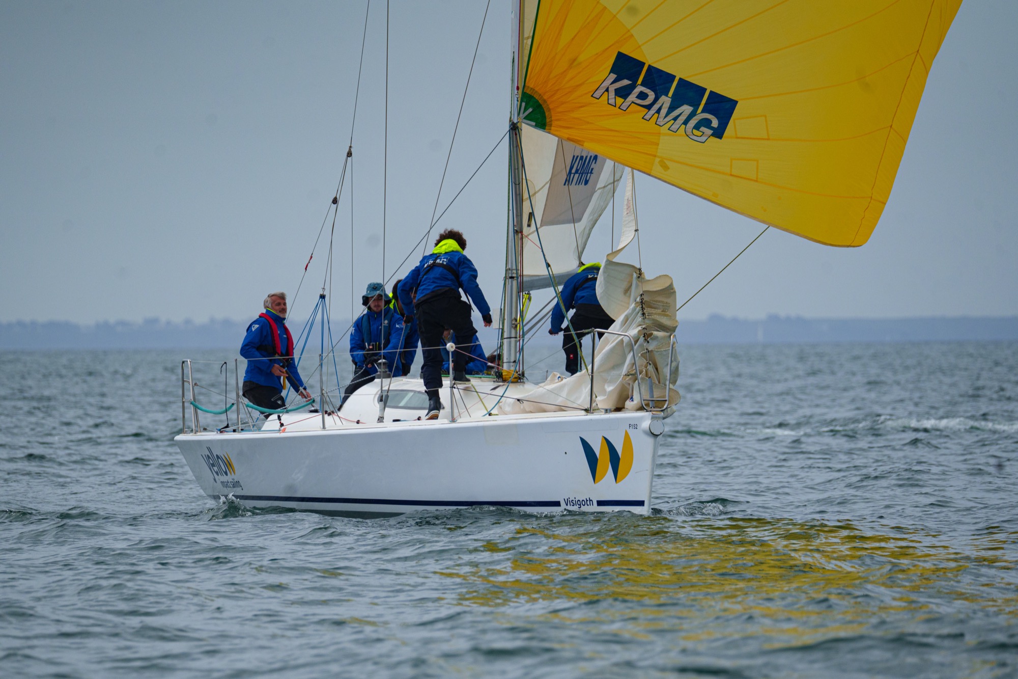 Équipage de Télécom Voile en régate sous spinnaker