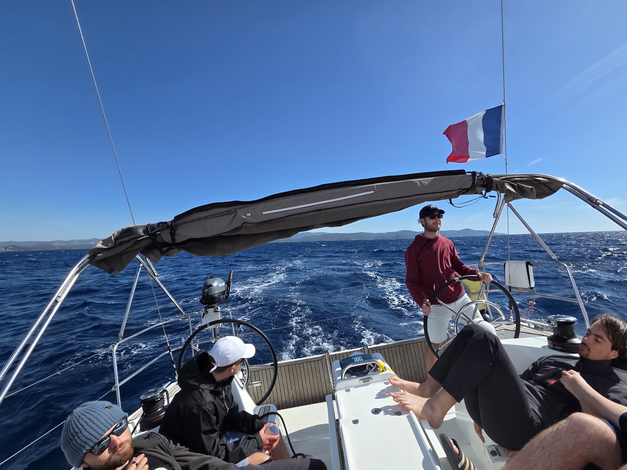 Équipier de Télécom Voile à la barre pendant la Télécroisière