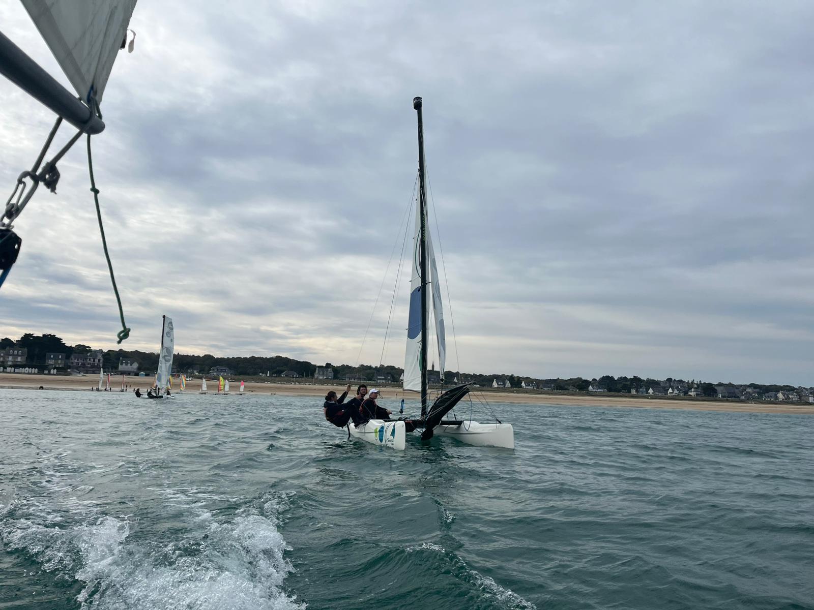 Catamaran de Télécom Voile près de la plage lors d’un week-end voile